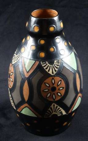 Quimper Odetta. Vase ovoïde à décor géométrique 