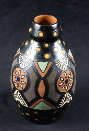 Quimper Odetta. Vase ovoïde à décor géométrique 