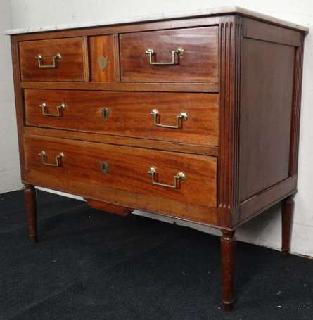 Petite commode en acajou et placage d'acajou, 