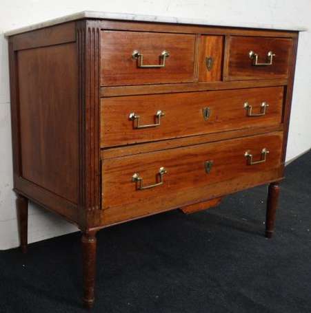 Petite commode en acajou et placage d'acajou, 