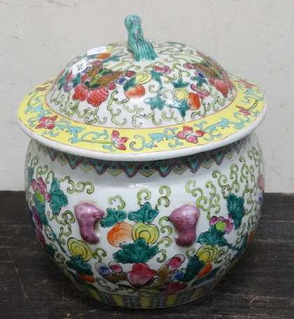 CANTON. Pot couvert en porcelaine polychrome à 