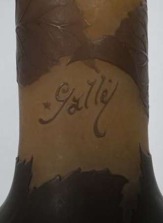 GALLE Emile (1846-1904) Vase en verre orangé 