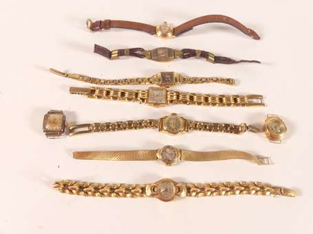 Lot de trois montres bracelets et deux boitiers de