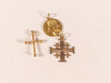 Lot de trois pendentifs en or jaune 18K (750°/00) 