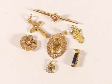 Lot de pendentifs, broche et clip de revers en or 