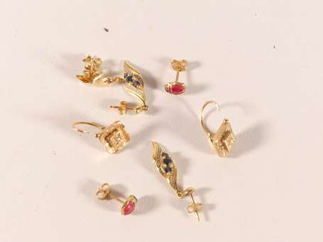 Lot de quatre paires de boucles d'oreilles en or 