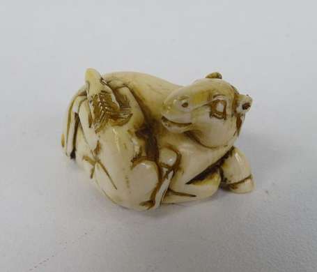 JAPON. Jument et son poulain. Netsuke en ivoire.