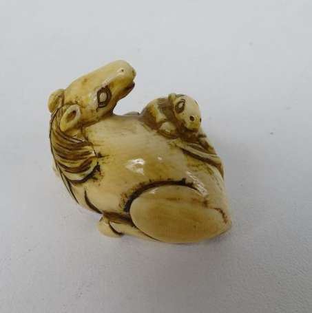 JAPON. Jument et son poulain. Netsuke en ivoire.