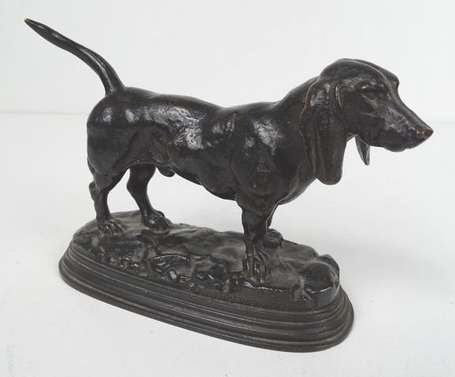 BARYE Antoine-Louis (1796-1875) - Basset debout. 