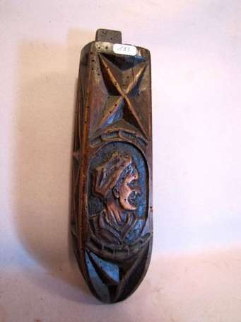 Coffin monoxyle en bois de hêtre. Sculpté en 