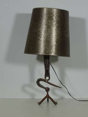 Lampe de table en métal à patine argentée à motif 