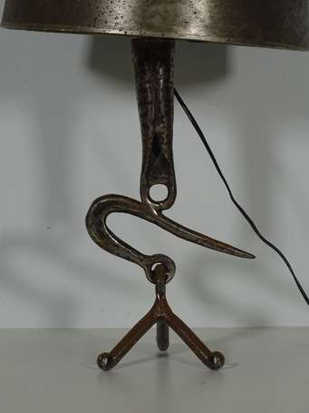 Lampe de table en métal à patine argentée à motif 