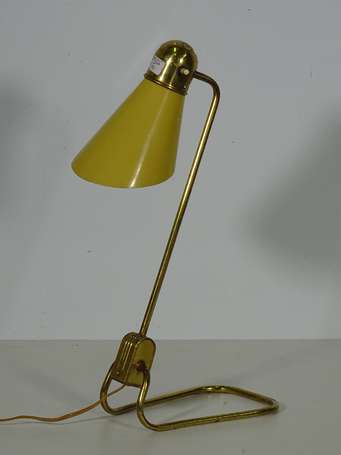 Lampe à poser en laiton et métal laqué jaune. 