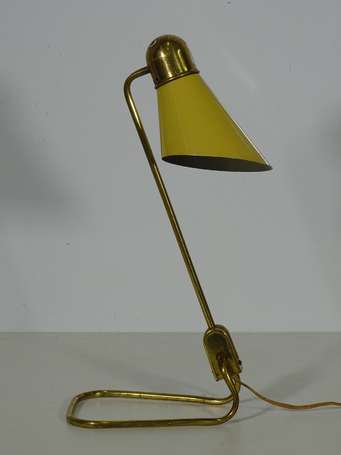 Lampe à poser en laiton et métal laqué jaune. 