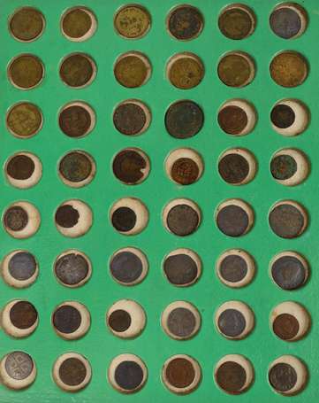 Plateau ancien contenant 104 monnaies diverses 