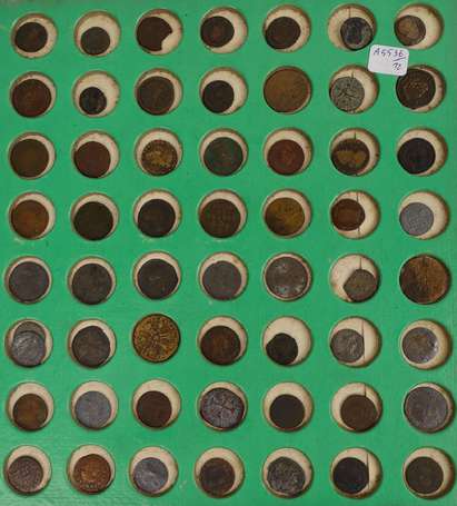 Plateau ancien contenant 104 monnaies diverses 