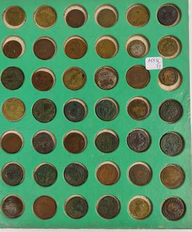 Plateau ancien contenant 84 monnaies romaines et 