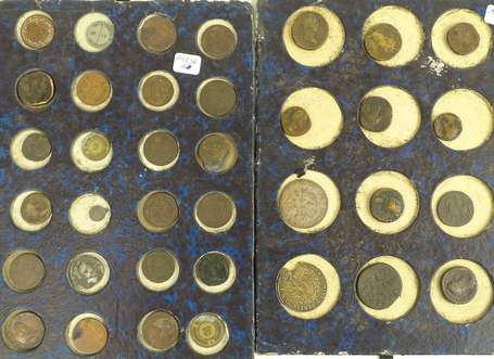 2 plateaux ancien contenant 36 monnaies et jetons 