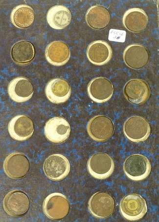 2 plateaux ancien contenant 36 monnaies et jetons 