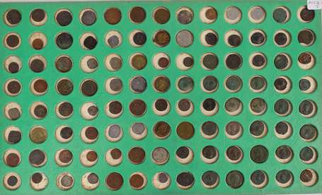 Plateau ancien contenant 104 monnaies et jetons 