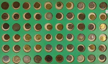 Plateau ancien contenant 60 monnaies, médailles et