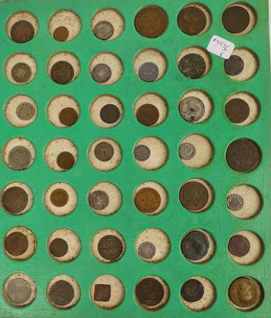 Plateau ancien contenant 84 monnaies, médailles et