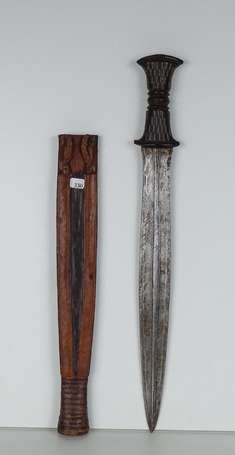 Ancien très joli couteau de ceinture en fer cuir 