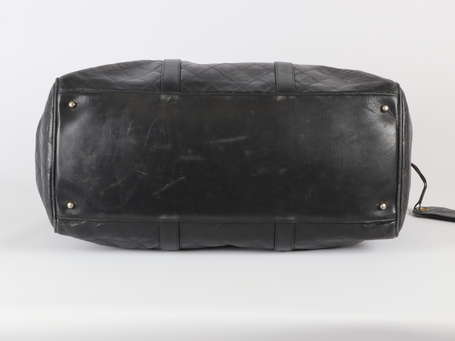 CHANEL - Sac de voyage en cuir noir matelassé, 