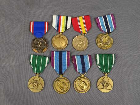 Etats unis - 8 médailles diverses dont une 