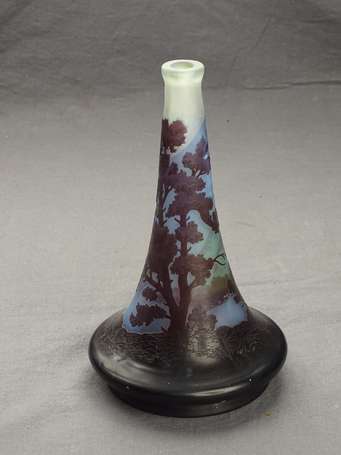 GALLE - Vase fuselé à base évasée en verre 