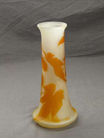 GALLE - Vase tube en verre bicouche blanc et 