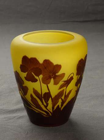 GALLE - Vase conique à épaulement en verre 
