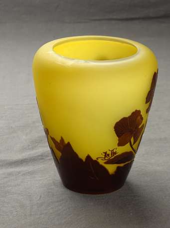 GALLE - Vase conique à épaulement en verre 