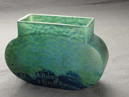 DAUM - Vase ovoïde en verre moucheté bleu et vert.