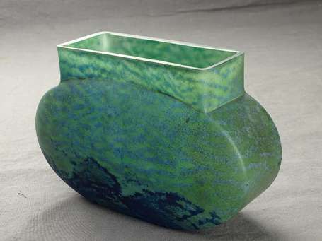 DAUM - Vase ovoïde en verre moucheté bleu et vert.
