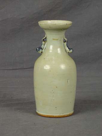 Vase balustre en porcelaine décor d'un sage 