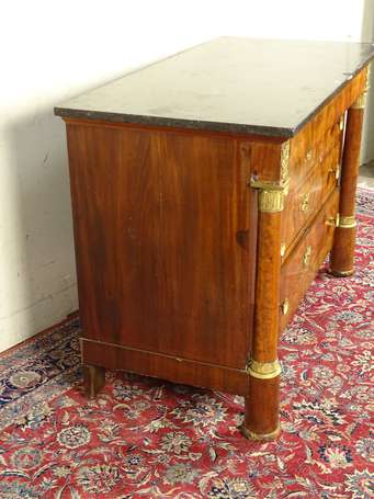 Commode en acajou et placage d'acajou, elle ouvre 