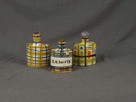 KERALUC - Trois flasques à eau de vie, décor 