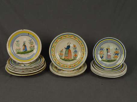 QUIMPER - Quinze assiettes en faïence polychrome, 