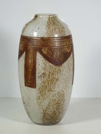 Legras Vase ovoïde en verre moucheté blanc et 