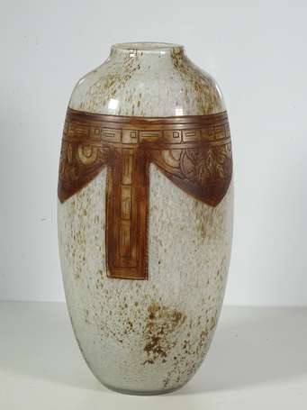 Legras Vase ovoïde en verre moucheté blanc et 
