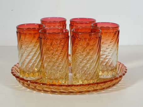 Six Verres gobelet et un plateau en cristal 