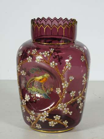 Vase en verre violine, décors émaillé d'un faisan 