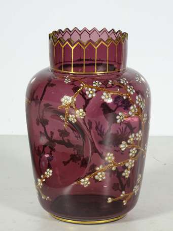 Vase en verre violine, décors émaillé d'un faisan 