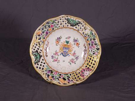 Assiette en porcelaine polychrome, décor 