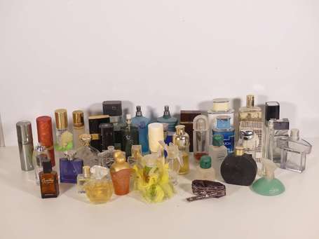 Lot de flacons de parfums et vaporisateurs, 