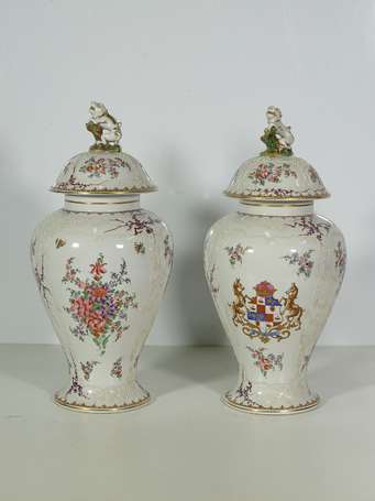Paire de Vases couverts en porcelaine, décor 