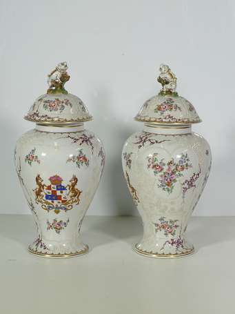 Paire de Vases couverts en porcelaine, décor 