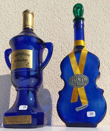 Trophée - Deux bouteilles en verre moulé bleu.