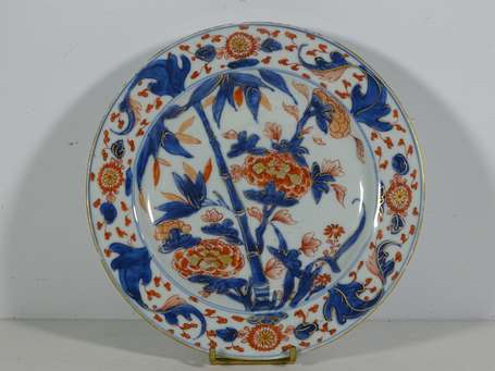 CHINE - Assiette en porcelaine à décor floral 